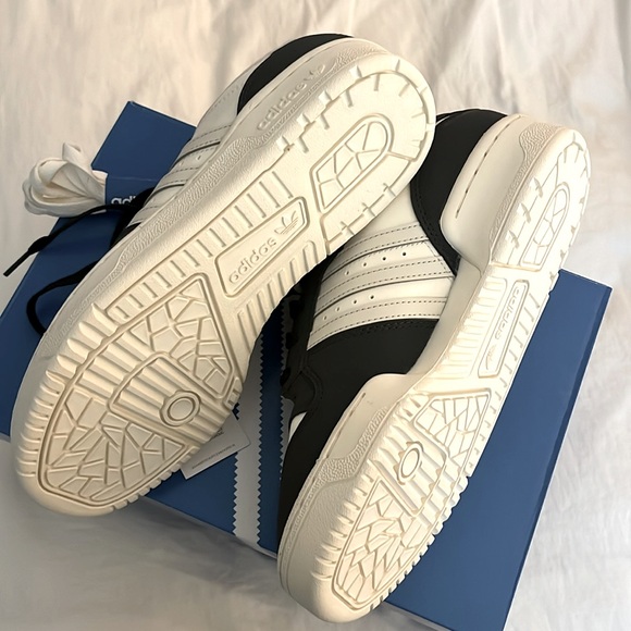 Adidas Rivalry size 7.5 - Picture 3 of 3